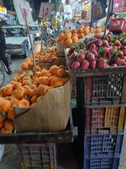 شارع رياض في أسيوط يعاني من مشكلة متفاقمة تتعلق بالباعة الجائلين