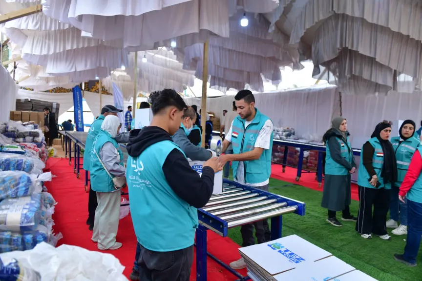 فرق عمل ومتطوعو ديارنا يبدأون تعبئة كراتين رمضان استعدادًا لتوصيلها للأسر الأكثر احتياجا