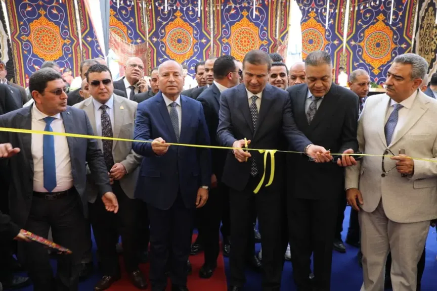 وزير الزراعة ومحافظ القاهرة يفتتحان معرض السلع والمنتجات الغذائية بميدان باب الشعرية |صور