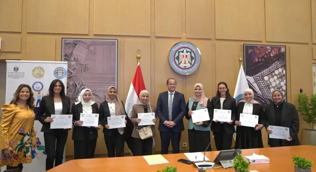 وزير المالية يكرم الشباب الفائزين في مسابقة «أكثر الأفكار الإبداعية لموازنة المواطن» |صور