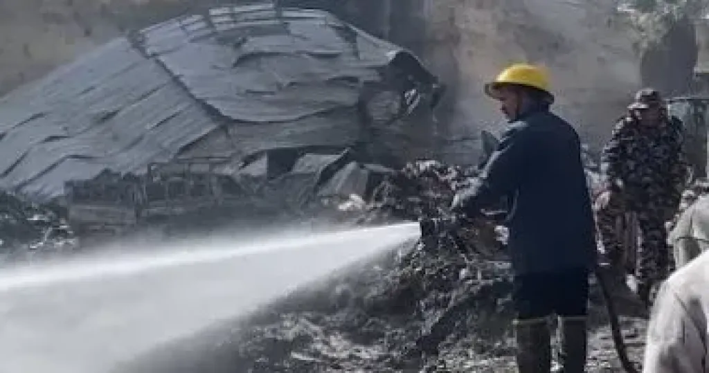 السيطرة على حريق اشتعل بسوق في الزاوية الحمراء دون إصابات