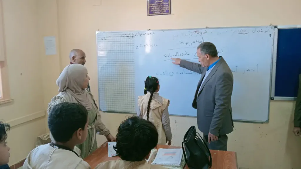 وكيل وزارة التعليم بأسيوط يتفقد 8 مدارس بالبدارى ويشارك الطلاب