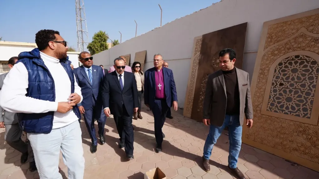 محافظ أسيوط ورئيس الطائفة الإنجيلية يتفقدان مركز الحرف اليدوية والتراثية