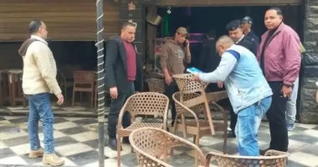 رفع 950 حالة إشغال وتعدٍ للمحال والمقاهى خلال حملات فى حى العمرانية