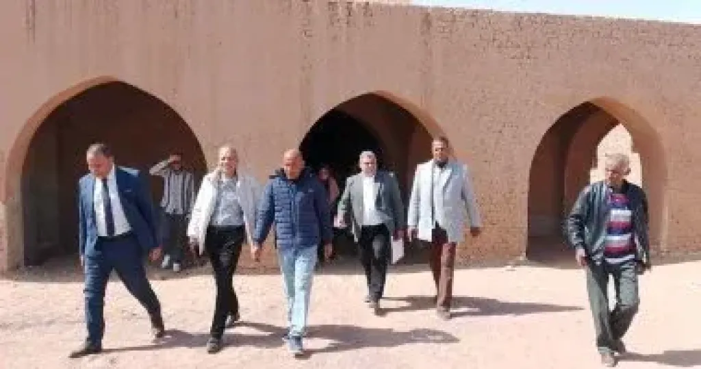 محافظ الوادي الجديد يبحث إحياء وإعادة تأهيل قرية المعماري حسن فتحي