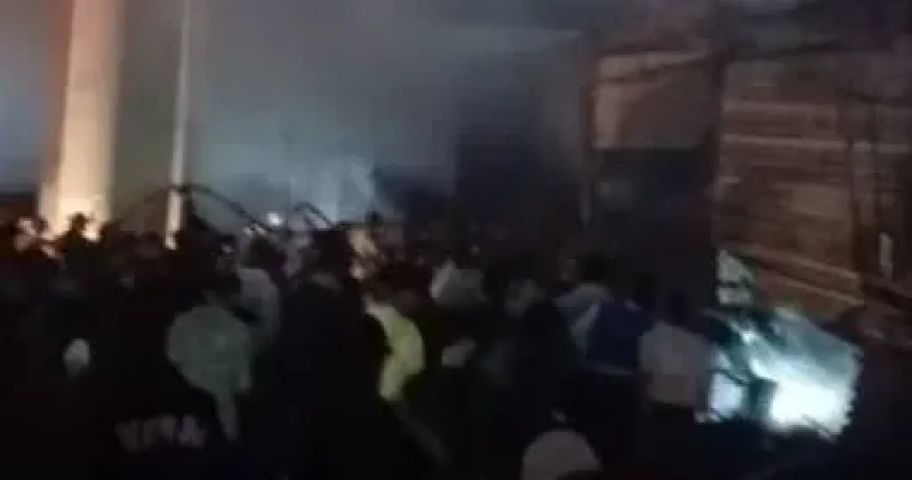 إجراء عمليات تبريد عقب السيطرة على حريق عدد من الأكشاك بالمرج