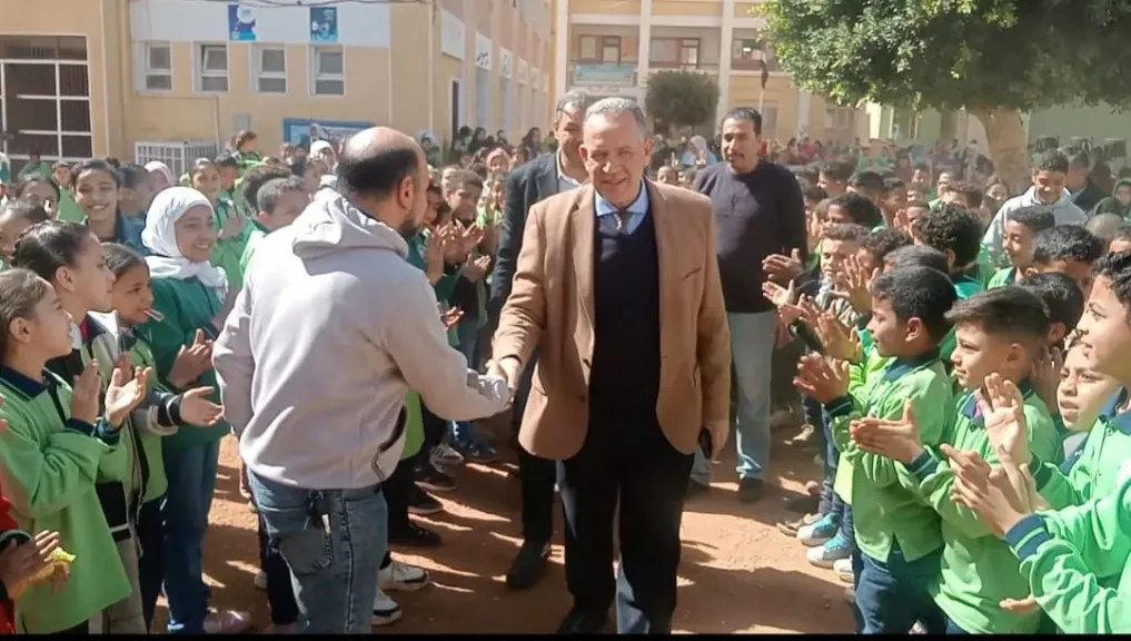 وكيل وزارة التعليم بأسيوط يشارك طلاب النخيلة بأبوتيج ندوة للتوعية