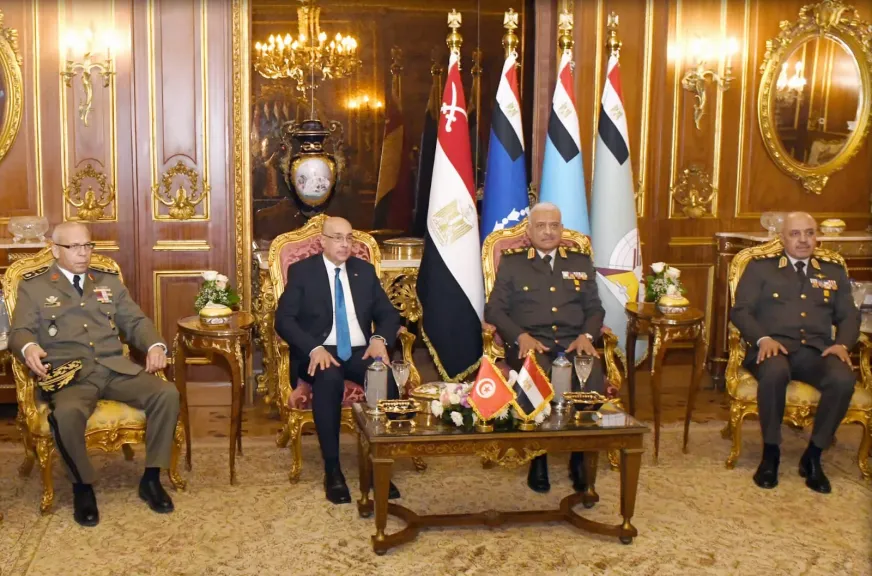 وزير الدفاع يلتقى وزير الدفاع الوطنى للجمهورية التونسية.. صور