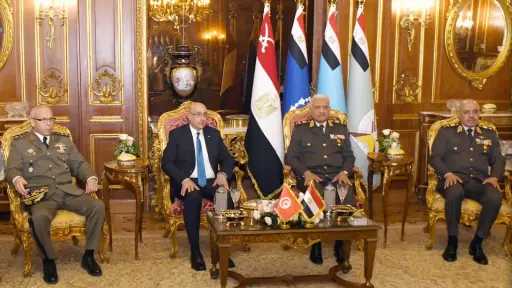 وزير الدفاع يلتقى وزير الدفاع الوطنى للجمهورية التونسية.. صور