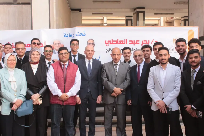 تحت رعاية رئيس جامعة أسيوط ... السفير تميم خلاف يوضح دور الدبلوماسية المصرية