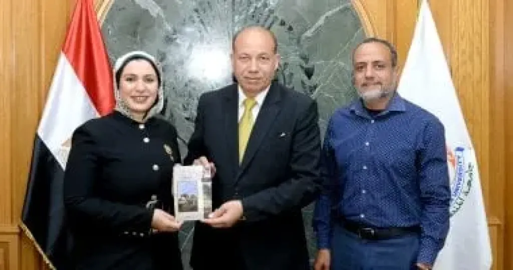 رئيس جامعة المنصورة يستقبل فريق مركز الحفريات الفقارية