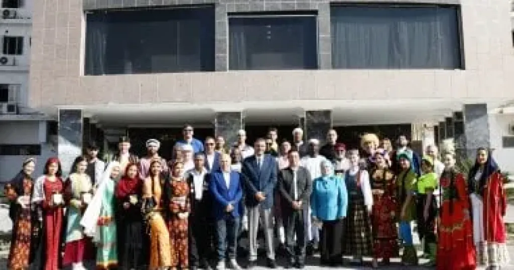 محافظ أسوان يكرم فرق مهرجان الثقافة والفنون