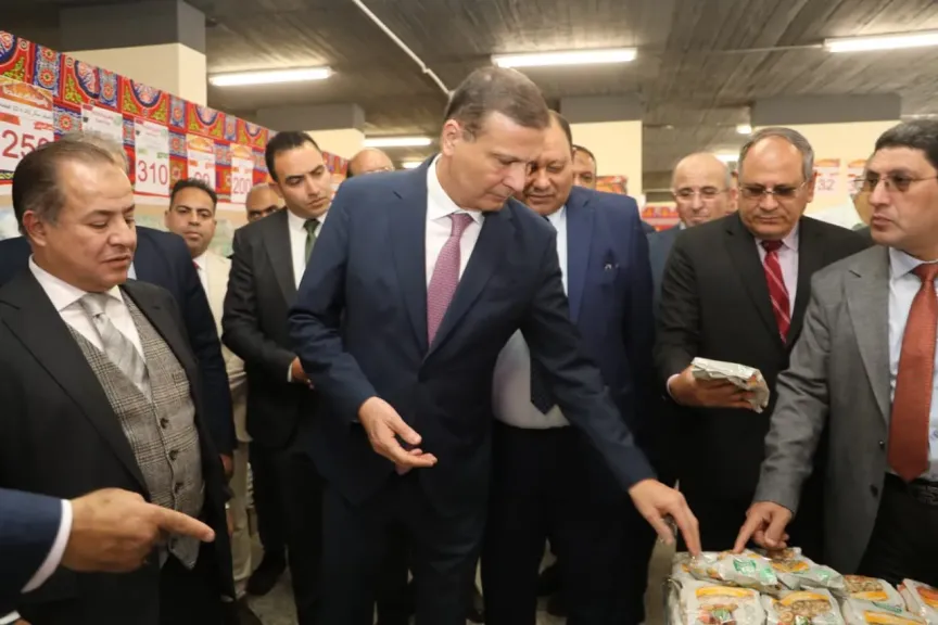 وزير الزراعة يفتتح جناح  منتجات الوزارة بمناسبة شهر رمضان بجملة ماركت بالمريوطية