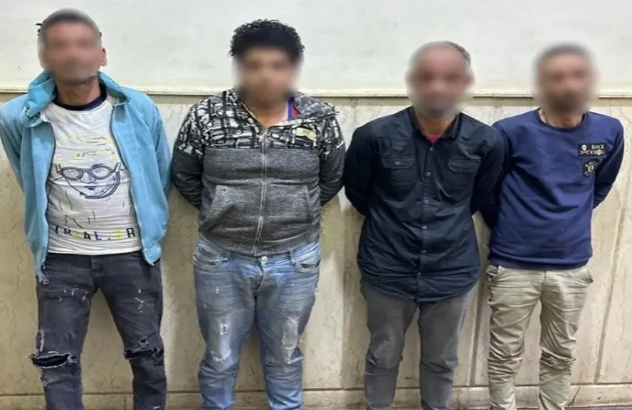 سقوط 4 متهمين بابتزاز المواطنين مقابل ركن السيارات بالسويس