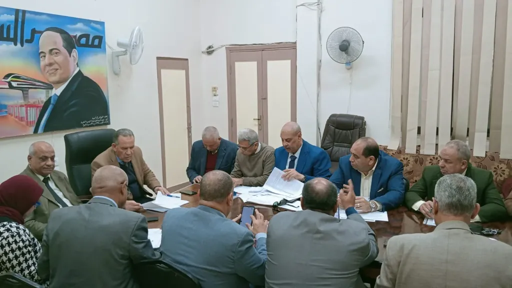 تعليم أسيوط ومدير فرع الابنية التعليمية يناقشان نهو مشكلة الفترة المسائية