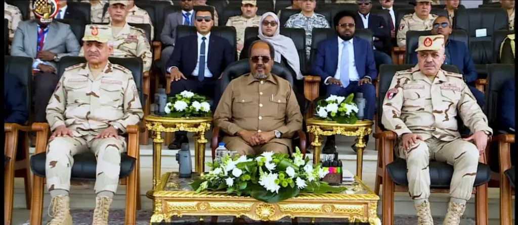 رئيس جمهورية الصومال ووزير الدفاع يشهدان اصطفاف القوات المصرية المشاركة ضمن بعثة الاتحاد الإفريقى (فيديو)