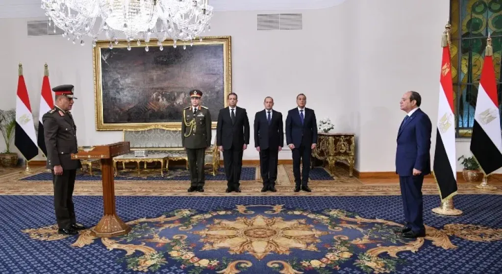 الفريق أشرف سالم زاهر يؤدى اليمين الدستورية وزيرا للدفاع