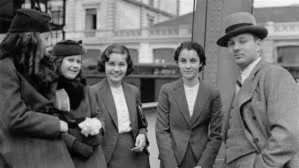 أخو البنات، ماذا فعل الملك فؤاد بعد بشارته بمولد ولي عهده فاروق ولماذا أوكل في تربيته لمربية متسلطة؟