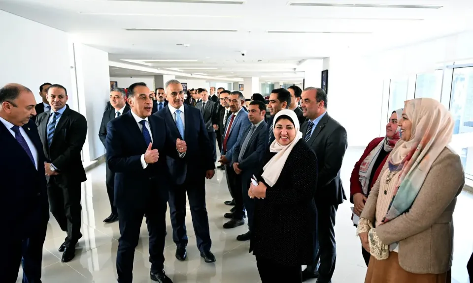 بعد اليمين الدستورية.. مدبولى يمر على الموظفين بقطاعات مجلس الوزراء