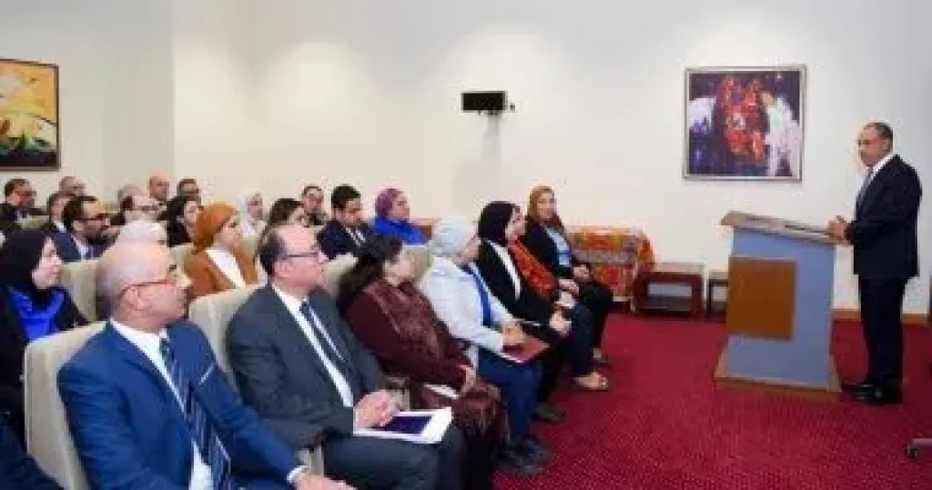 وزير الخارجية يتفقد سير العمل بقطاع التعاون الدولى