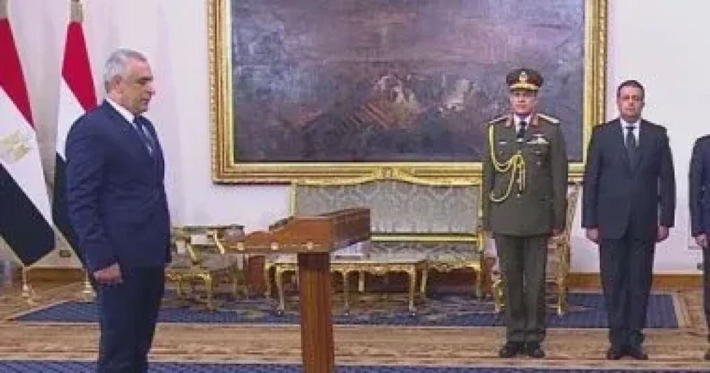 صلاح سليمان يؤدى اليمين الدستورية وزيرا للدولة للإنتاج الحربى