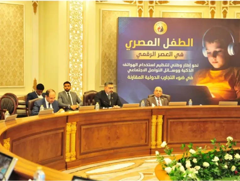 حماة الوطن ينظم مائدة مستديرة بشأن تنظيم استخدام الأطفال مواقع التواصل الاجتماعي |صور