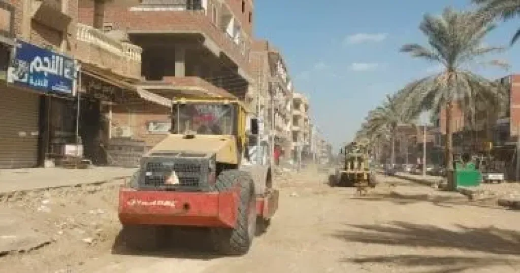 طرق الإسماعيلية تواصل تطوير ورصف طرق بمدينة فايد ومنطقة الشهداء