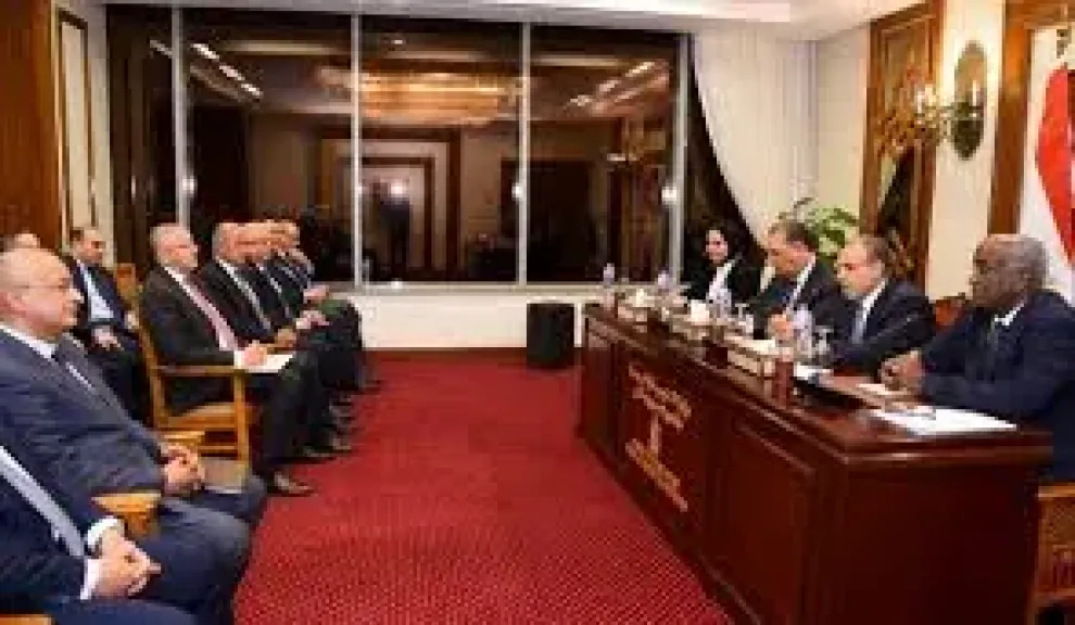 وزير الخارجية يجتمع بقيادات الوزارة ويؤكد أهمية مواصلة تطوير الأداء