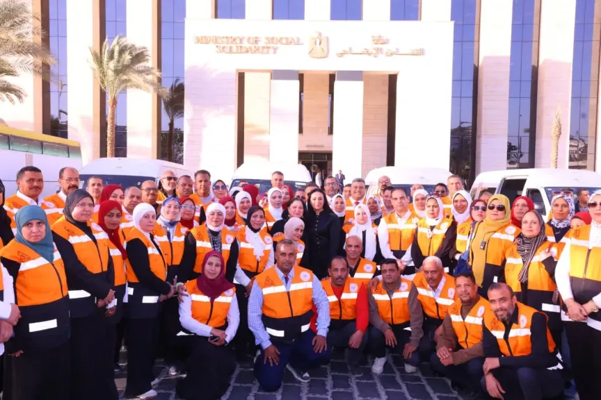 وزيرة التضامن تشهد اصطفاف فرق التدخل السريع والهلال الأحمر لدعم بلا مأوى