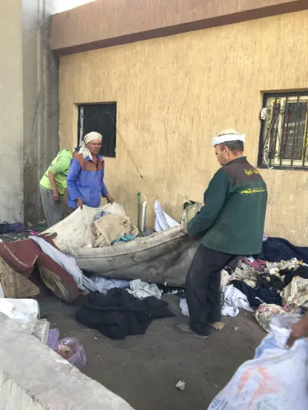 حى العجوزة يرفع بؤر المخلفات وأماكن الفرز العشوائى بأرض اللواء.. صور