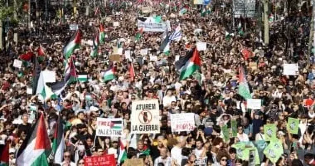 زلزال الجرارات يحاصر مدريد.. آلاف المزارعين ينتفضون ضد ميروكوسور ”فيديو”