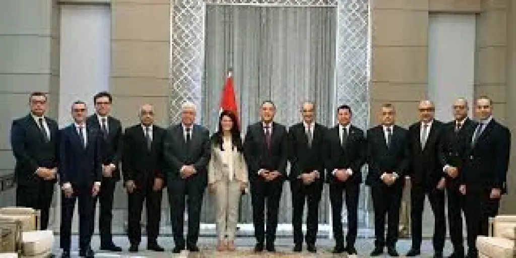 رئيس الوزراء يُكرم الوزراء السابقين ويؤكد: نستكمل ما بناه السابقون