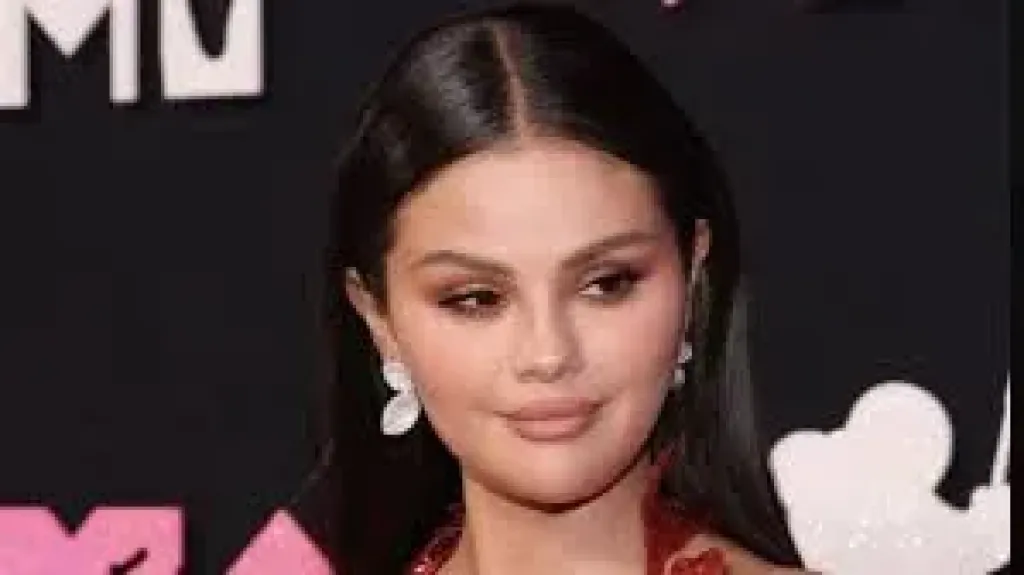 عرض مفاجئ لـ سيلينا جوميز في حفل كاردي بي