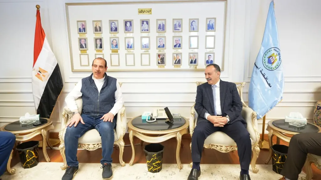 محافظ أسيوط يلتقي نائب وزير الصحة خلال زيارته المحافظة