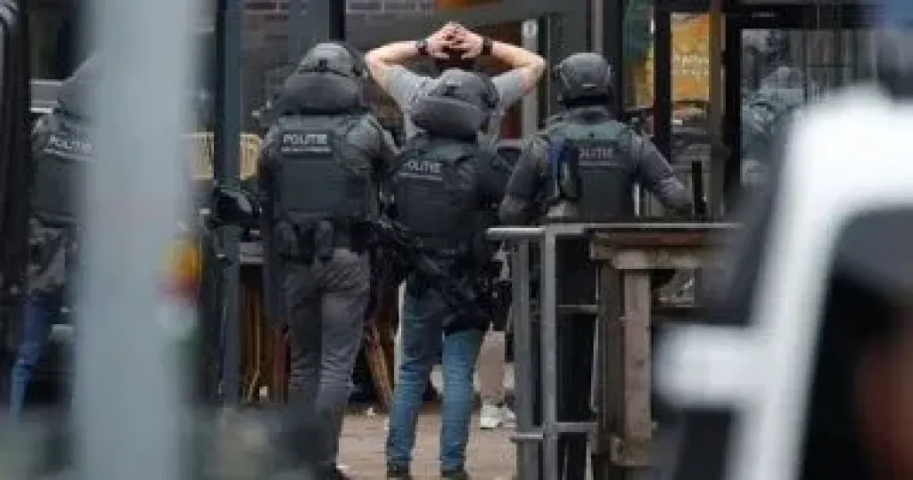 فرنسا تعلن تفكيك شبكة احتيال داخل متحف اللوفر واعتقال موظفين ومتورطين