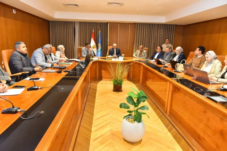 محافظ أسيوط يتابع الموقف التنفيذي لمشروعات المبادرة الرئاسية خلال اجتماع