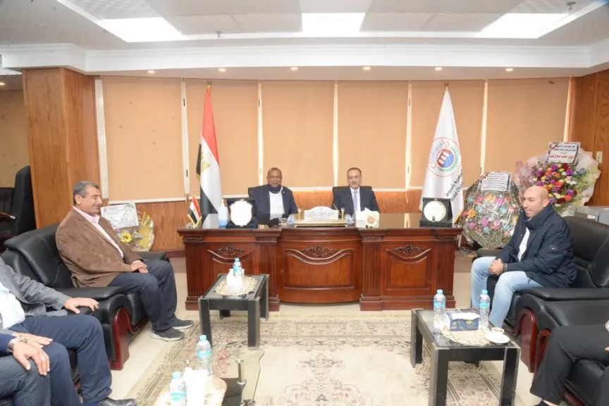 محافظ أسيوط يتفقد مركز الخدمات المميز بالغرفة التجارية ويتابع جاهزية قاعة التدريب