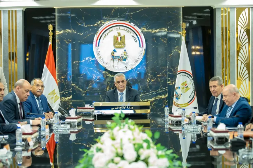 وزير الإنتاج الحربي يجتمع برؤساء مجالس إدارات الشركات التابعة وعدد من القيادات بالوزارة والهيئة.. صور