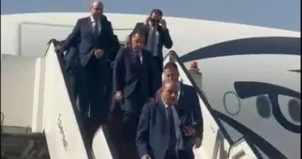 رئيس الوزراء يتفقد طائرة Airbus A350-900 بعد انضمامها لأسطول مصر للطيران