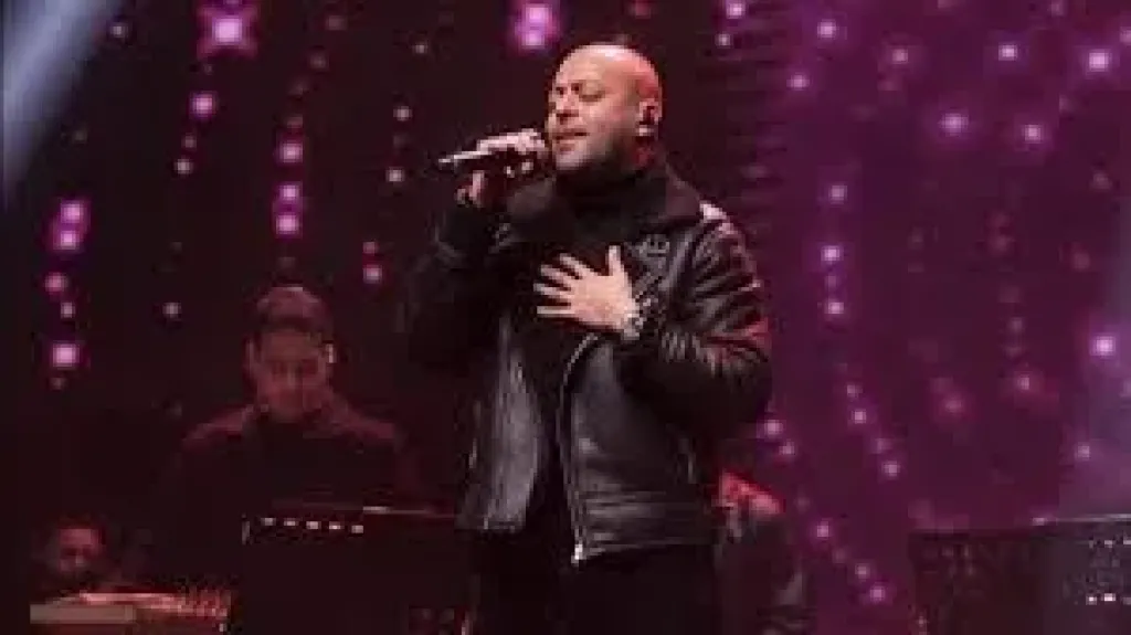 جمهور ”عيد الحب” بجدة يتفاعل مع أغنية تامر عاشور ”كلموها عني”