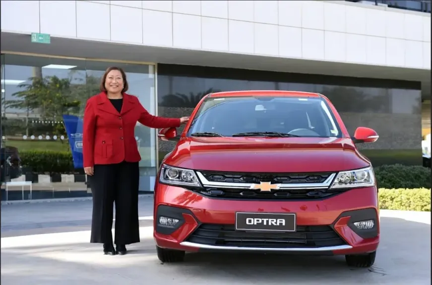 جولة داخل مصنع جنرال موتورز واختبار قيادة للسيارة شيفروليه أوبترا الجديدة