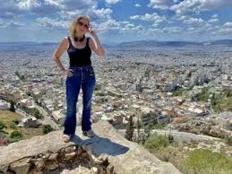 العثور على المنتجة الإسرائيلية دانا إيدن ميتة في فندق بأثينا