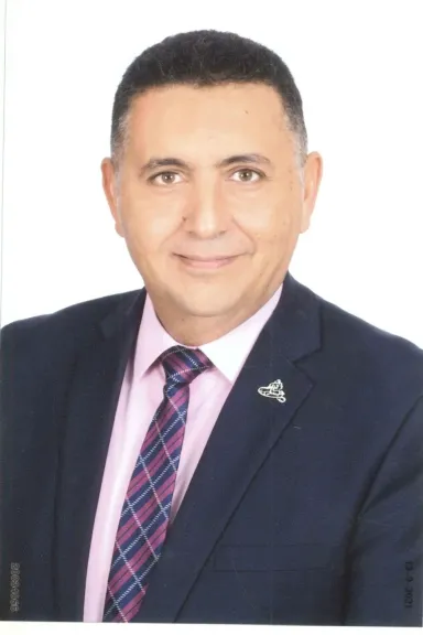 الدكتور محمد سامي عبد الصادق ، رئيس جامعة القاهرة ،يهنئ الدكتور حسام عبد الفتاح ، بمناسبة تعيينه محافظا للقليوبية