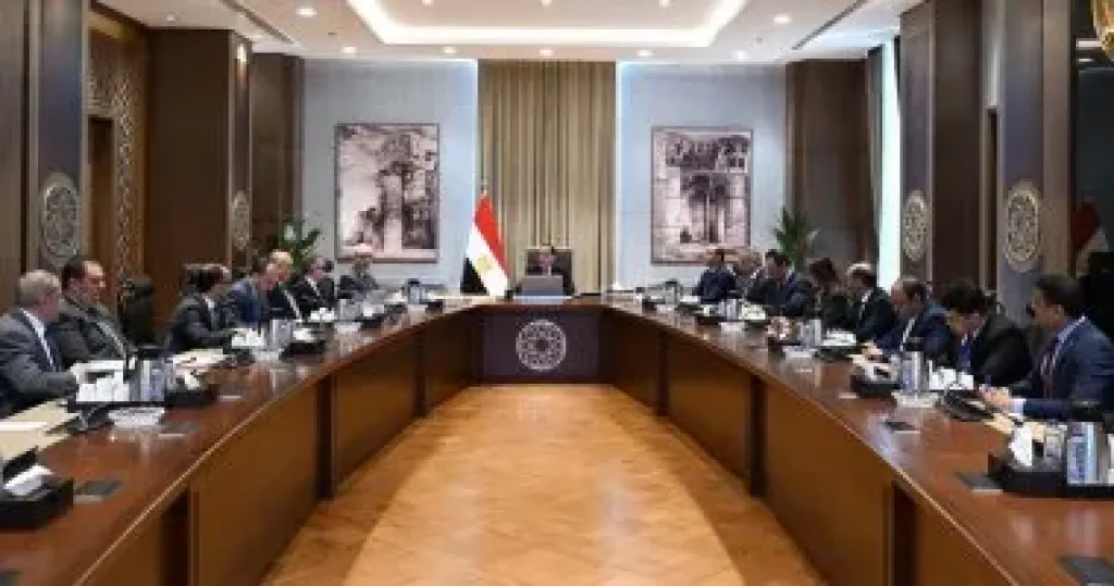 رئيس الوزراء يستعرض التقديرات الأولية لمشروع موازنة العام المالي 2026-2027