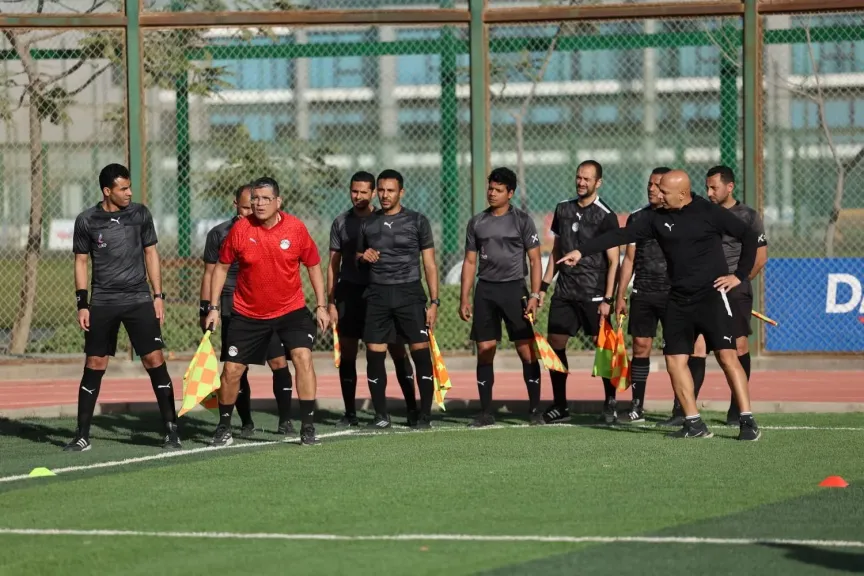 أوسكار رويز يقود تدريبًا عمليًا لـ20 حكمًا بمركز المنتخبات الوطنية