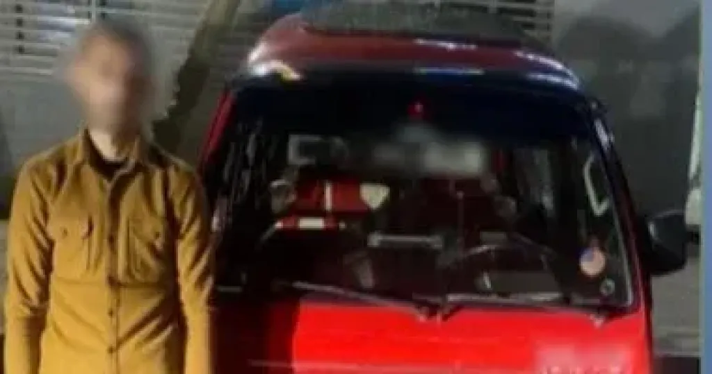 سقوط قائد سيارة استعرض بحياة المواطنين في زفة