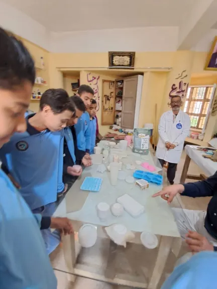 زيارات ميدانية وورش عمل لطلاب المدارس بأسيوط لمركز ” إبداع ” للحرف اليدوية والتراثية