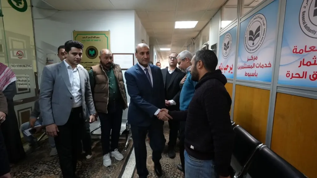 محافظ أسيوط يتفقد مركز خدمات المستثمرين ويؤكد: تبسيط الإجراءات أولوية ودفع عجلة