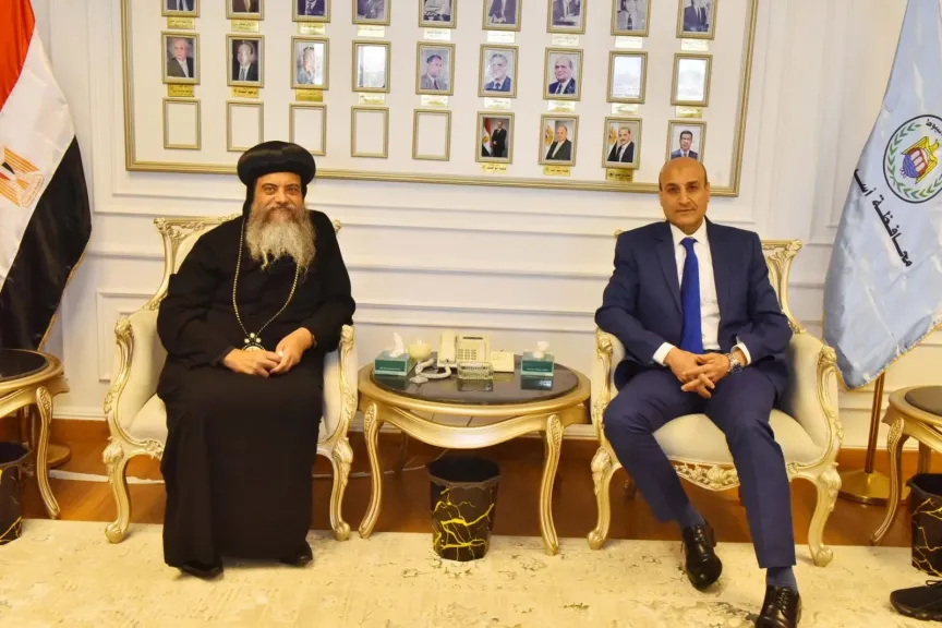 محافظ أسيوط يستقبل أسقف الأقباط الارثوذكس بمنفلوط للتهنئة بمناسبة توليه