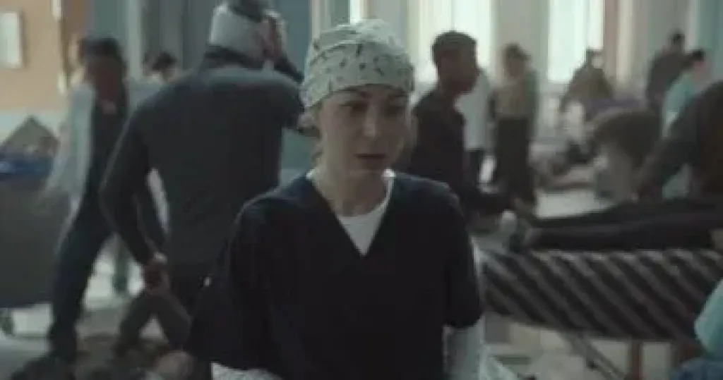 منة شلبي تعالج ابن شقيق إياد نصار والمستشفى تتعرض للقصف في مسلسل صحاب الأرض